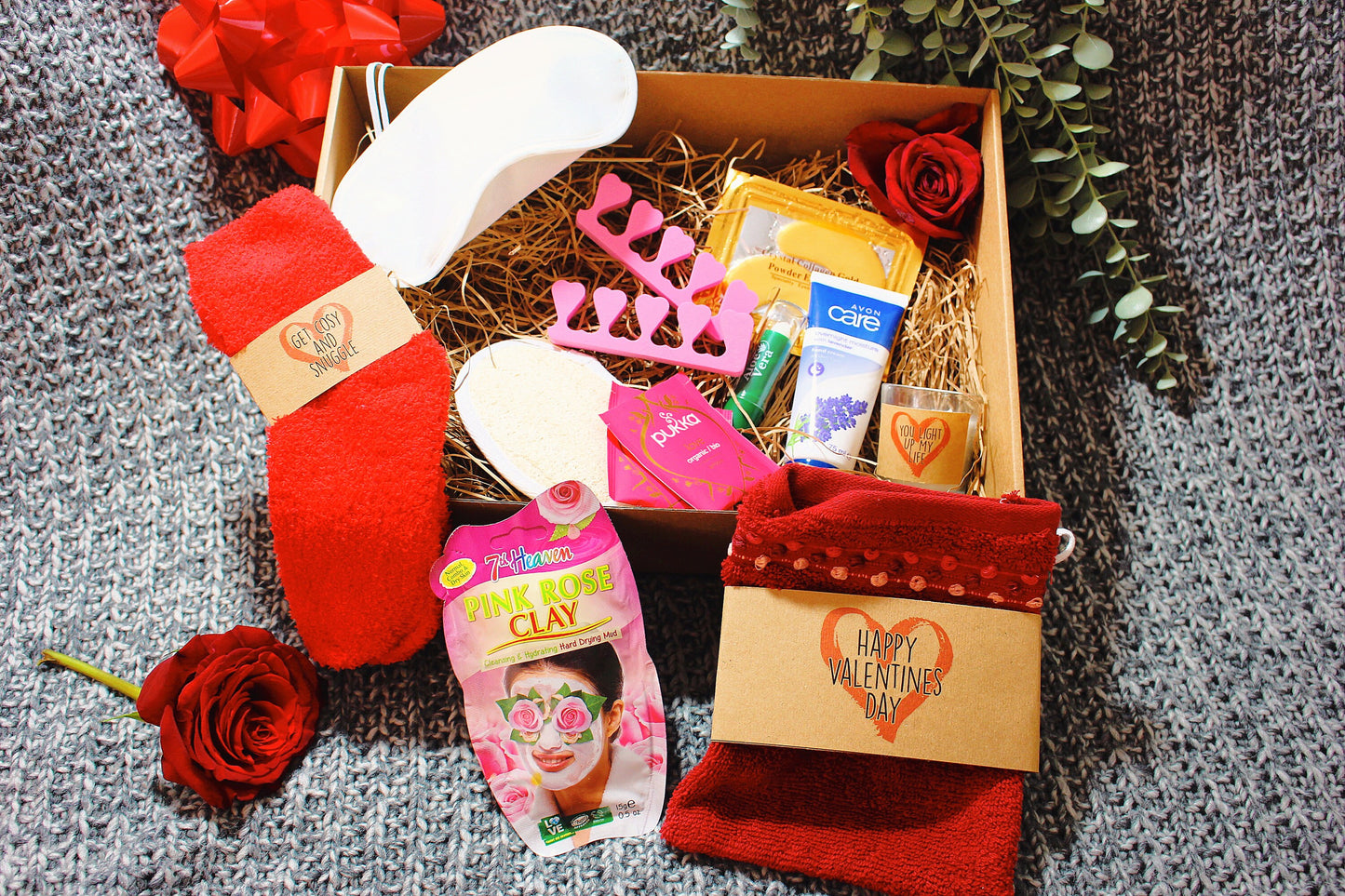 Valentines Day Pamper Gift Box. Date Night hamper. Romantic present. Face Mask Bath Bomb Slippers Jewellery Candle. Personalised message.